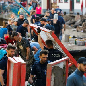 Viele Freiwillige helfen in Deutschland dabei, das Chaos zu beseitigen. 