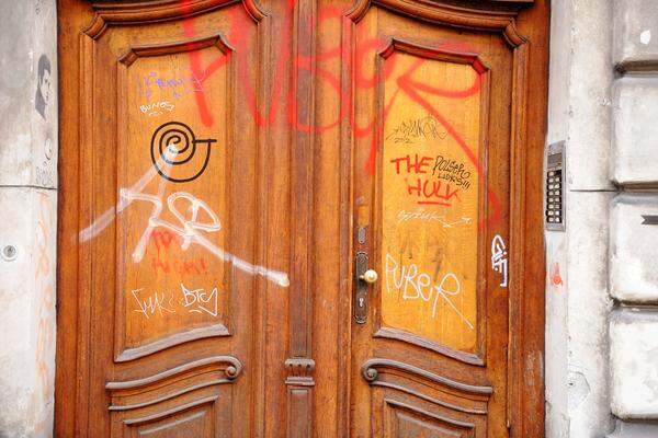 Einig ist man sich bei den Unternehmern, dass die Zahl der Graffiti in den vergangenen Jahren zugenommen hat. Auch die, die mit der Graffiti-Szene gut vernetzt sind, sprechen von einer Zunahme. Allerdings nicht nur im Siebten, sondern in ganz Wien. Zuletzt soll es etwa im achten und im 16. Bezirk mehr Vorfälle gegeben haben.