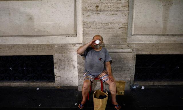 Die Hitze in Italien im vergangenen Juli machte obdachlosen Menschen wie Antonio in Rom schwer zu schaffen