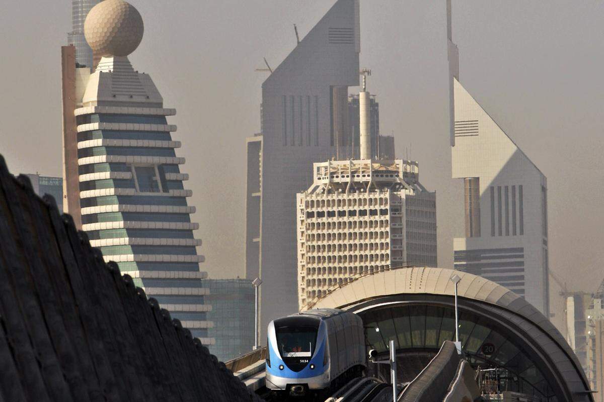 In Dubai fährt man selbst ums Eck mit dem Auto. Nun verbindet die vollklimatisierte Bahn den Dubai Creek mit der Palme.
