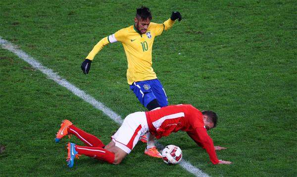 Dem Freundschaftsspiel fehlte es nicht an Härte. Brasiliens Superstar Neymar verbrachte keinen gemütlichen Abend, wusste sich aber auch zu wehren.