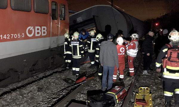 Feuerwehr und Rettung sind im Einsatz. "Wir vermuten, dass die Ursache in einem menschlichen Fehler zu suchen ist, nicht in einem technischen Gebrechen. Aber das wird in den nächsten Tagen noch verifiziert", sagte Verkehrsminister Norbert Hofer (FPÖ).