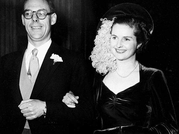Thatcher wurde am 13. Oktober 1925 in Grantham/England geboren. Sie studierte Chemie und wirkte bei der Erfindung des Softeises mit. Mit 29 heiratete sie den Unternehmer Denis Thatcher. Kurz nach ihrer Hochzeit begann sie ein Rechtswissenschafts-Studium und arbeitete danach als Anwältin für Steuerrecht. 1953 brachte sie die Zwillinge Carol und Mark zur Welt.