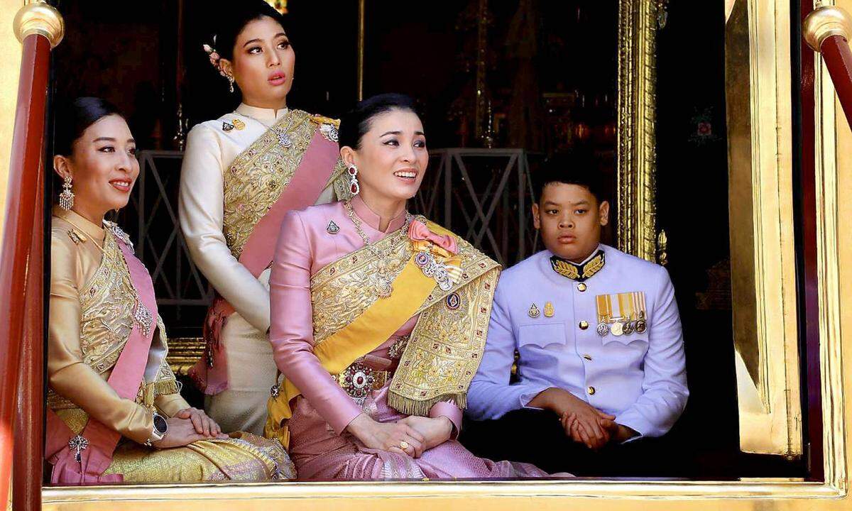 Als einziges ehelich geborenes Kind von Maha Vajiralongkorn steht Prinz Dipangkorn Rasmijoti (1.v.r.) heute auf Platz 1 der Thronfolge. Die Beziehung seiner Eltern ging 2014 in die Brüche. Mehrere Mitglieder von Srirasmis Familie wurden seitdem wegen Majestätsbeleidigung verhaftet.  