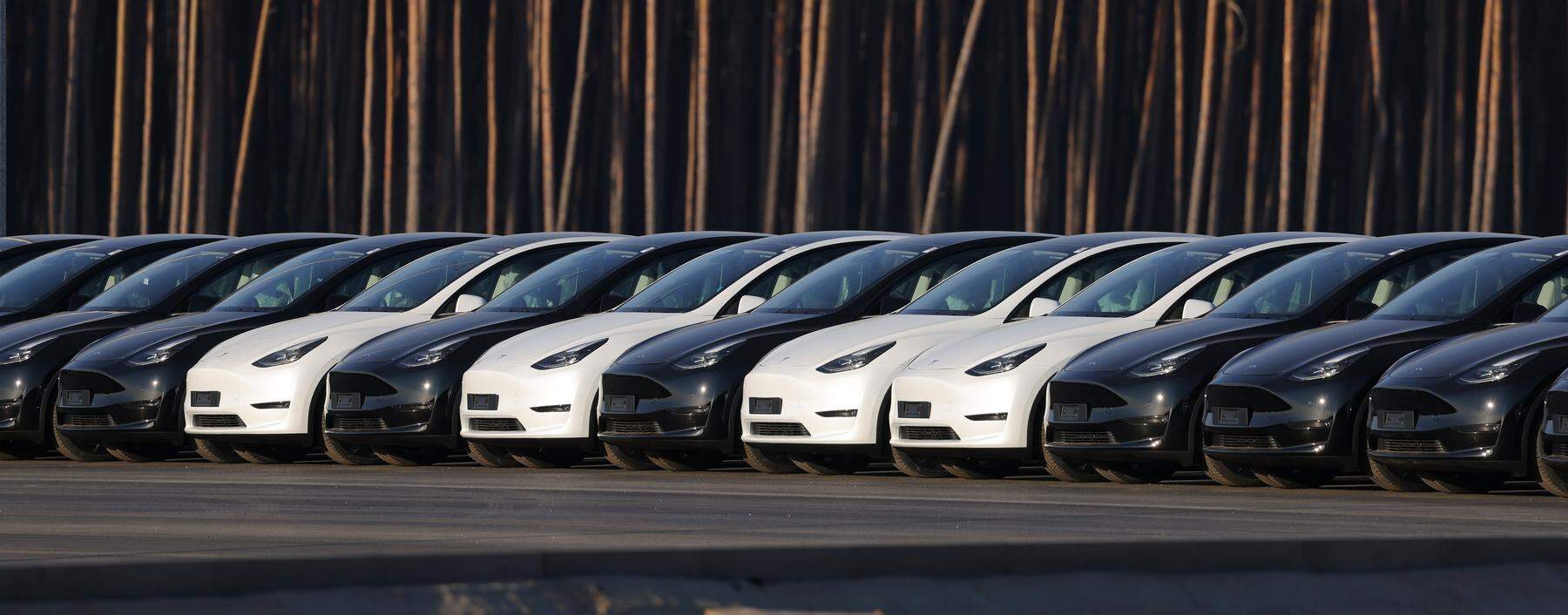 Auf Halde: An Europas Häfen stapeln sich chinesische E-Autos. Die Aufnahme von 2022 zeigt Teslas auf dem Fabriksgelände in Grünheide bei Berlin. 