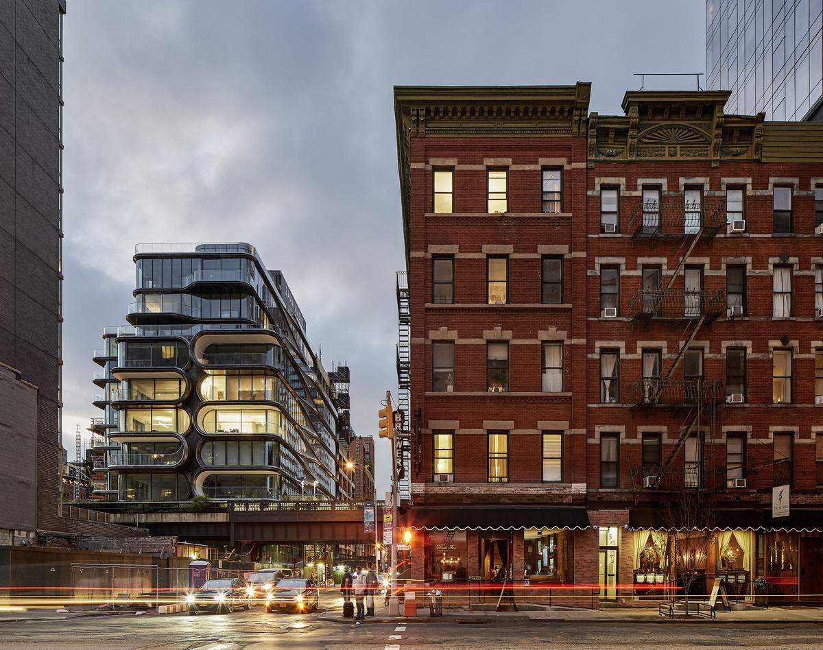 In West Chelsea, dem Viertel um die angesagte High-Line, baute die 2016 verstorbene Star-Architektin Zaha Hadid ihr erstes New Yorker Wohnhaus. Mit seinem dynamischen Formen wirkt 520 WEST 28th wie eine Skulptur neben den sonst eckigen New Yorker Häusern.