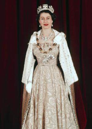 Queen Elizabeth 1952, im Jahr ihres Amtsantritts. Die Krönungszeremonie fand am 2. Juni 1953 in der Westminster Abbey statt.