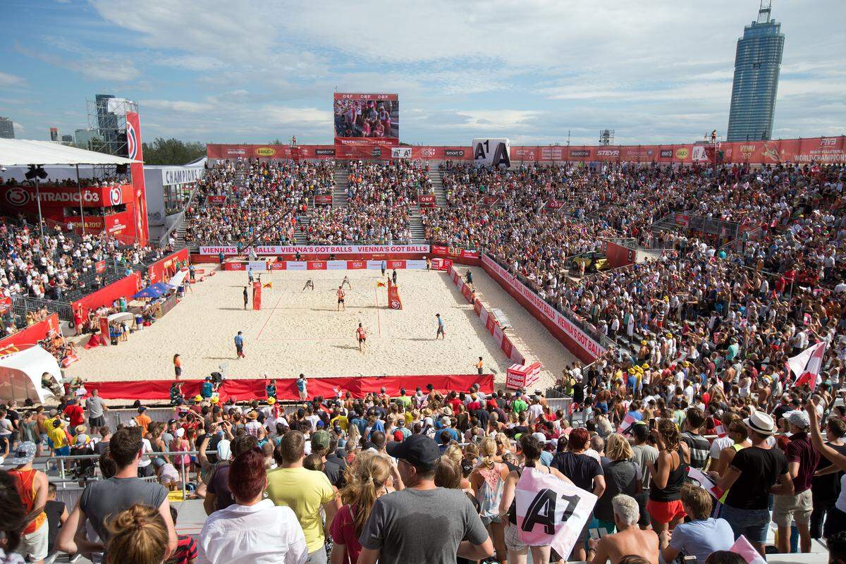 Und plötzlich war Wien "das Mekka des Beachvolleyballs", wie es Verbandspräsident Peter Kleinmann formulierte. Tatsächlich war die erste Beachvolleyball WM in Wien ein voller Erfolg. Mehr als 180.000 Zuschauer besuchten zwischen 28. Juli und 6. August das Turnier auf der Donauinsel. Dass mit Clemens Doppler und Alexander Horst auch noch zwei Österreicher in einem Finale standen, war dann noch ein zusätzlicher Bonus. Nach der WM-Premiere folgt 2018 erneut ein großes Turnier: Von 31. Juli bis 5. August macht die World-Tour des Weltverbandes (FIVB) auf der Donauinsel Station.