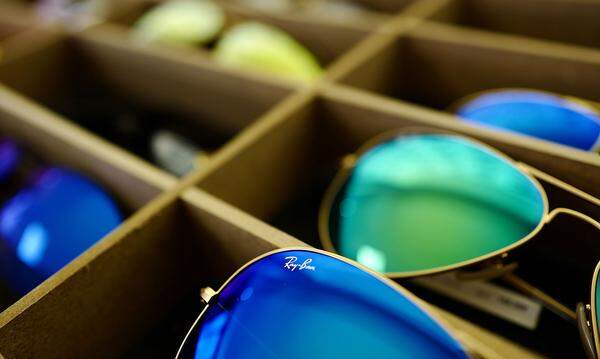 Schon einmal von Luxottica gehört? Viele kennen den italienischen Brillenkonzern nicht, der hinter quasi jeder Brille von Rang und Namen: Von Ray Ban bis Oakley, von Armani bis Ralph Lauren. Umsatz im Jahr 2017: 10,3 Milliarden Dollar.