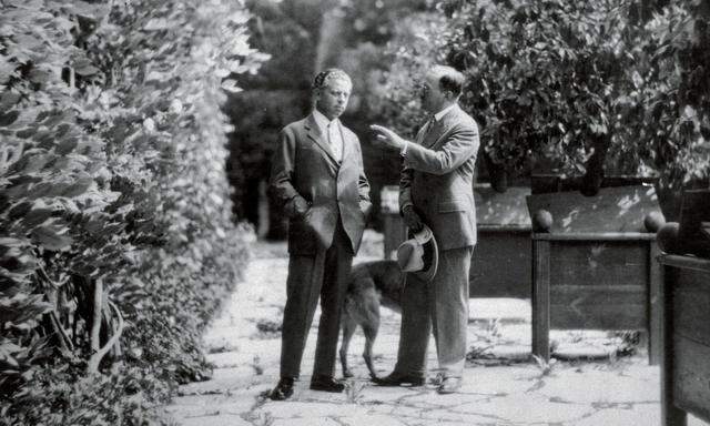 Max Reinhardt und Hugo von Hofmannsthal 1927 im Park von Schloss Leopoldskron in Salzburg. 