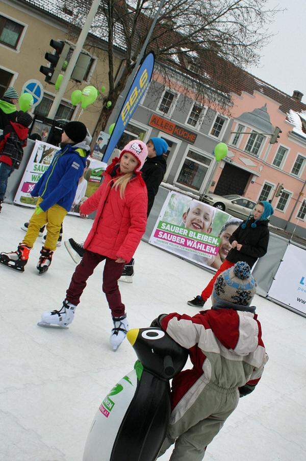 Gerade einmal zwei Stunden brauchen die grünen Helfer, um den mobilen und - natürlich - CO2-neutralen Eislaufplatz befahrbar zu machen. Während sich der Nachwuchs also auf das glatte Parkett wagt und zu Party-Hits wie "Gangnam Style" Pinguine über das Eis schiebt, wärmen sich die Eltern mit Maronis und/oder Punsch.