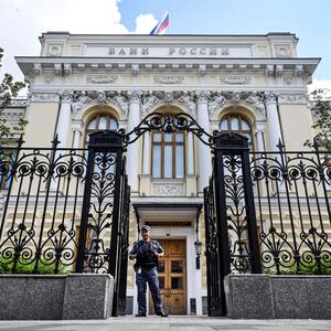 Ein Polizist bewacht den Eingang der russischen Zentralbank.