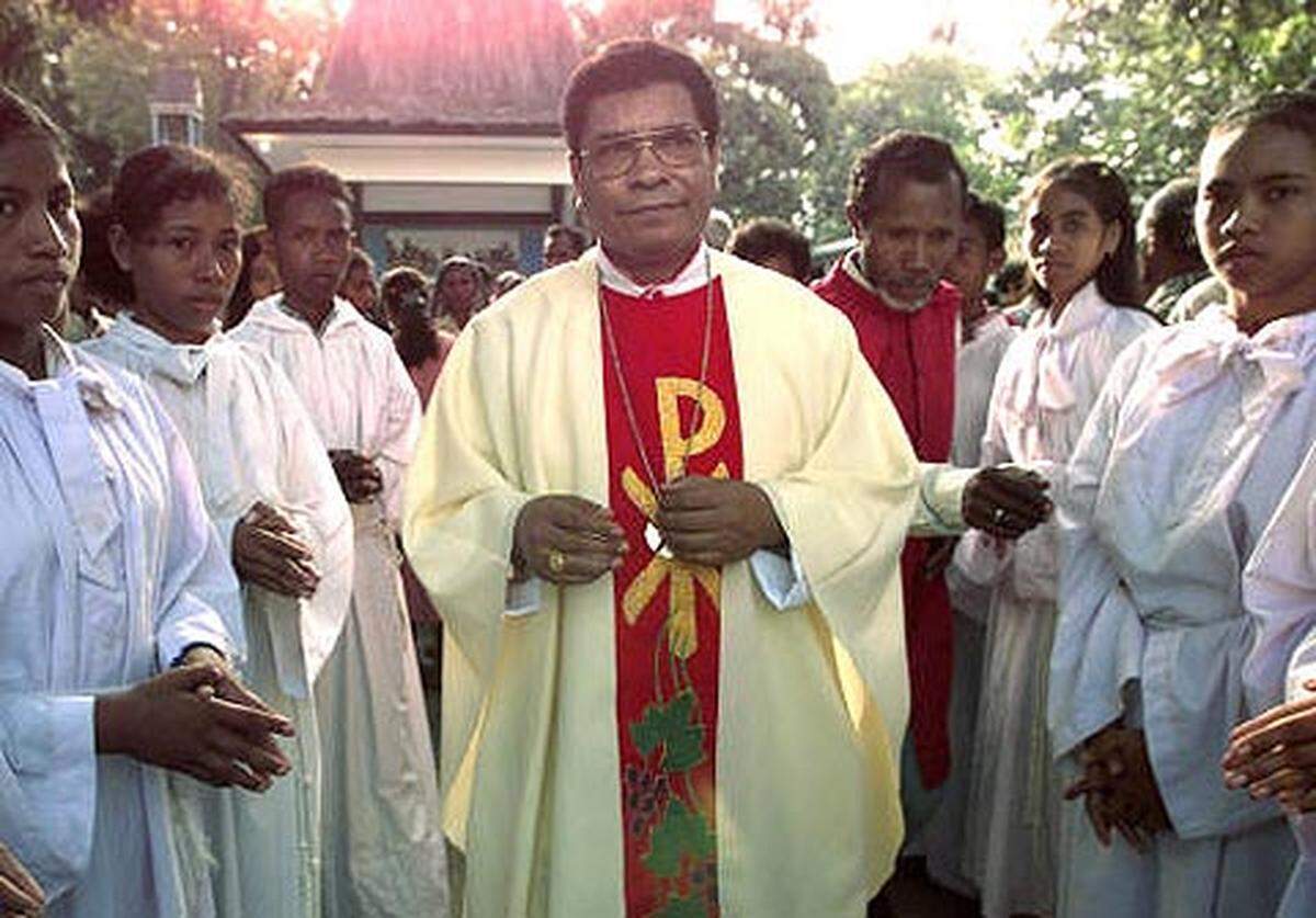 Der katholische Bischof Carlos Filipe Ximenes Belo (Bild) und der Politiker Jose Ramos-Horta (beide Osttimor) wurden vom Nobel-Komitee für ihre Bemühungen um eine friedliche Lösung des Osttimor-Konflikts ausgezeichnet.