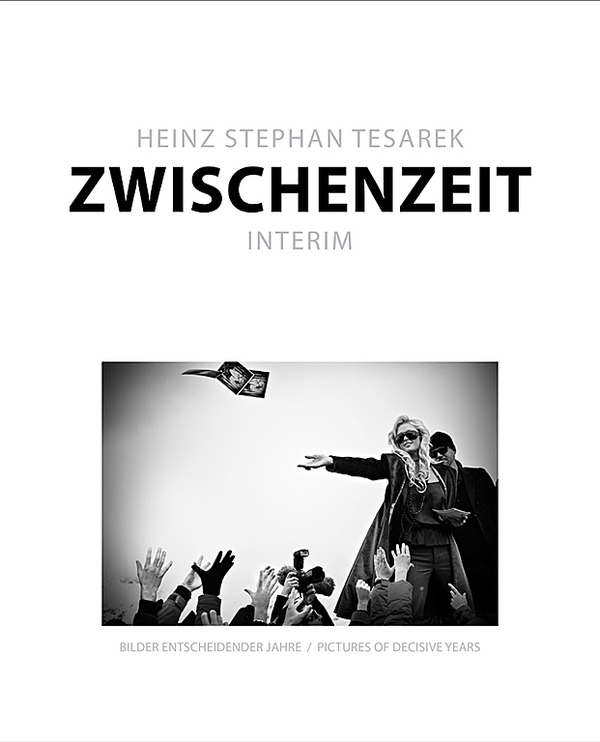 Zwischen 2004 und 2010 entstanden die 96 Fotos, die Heinz Stephan Tesarek in dem Band "Zwischenzeit. Interim" versammelte. Er machte die Bilder in zwölf europäischen Ländern, den USA, Russland und vor allem Wien. Man kann sie isoliert betrachten oder - wie der zweifach mit dem Fotopreis "Objektiv" ausgezeichnete Tesarek - als Geschichte über Missstände und Dekadenz unserer Zeit. Mehr zum Fotoband "Zwischenzeit. Imterim." 