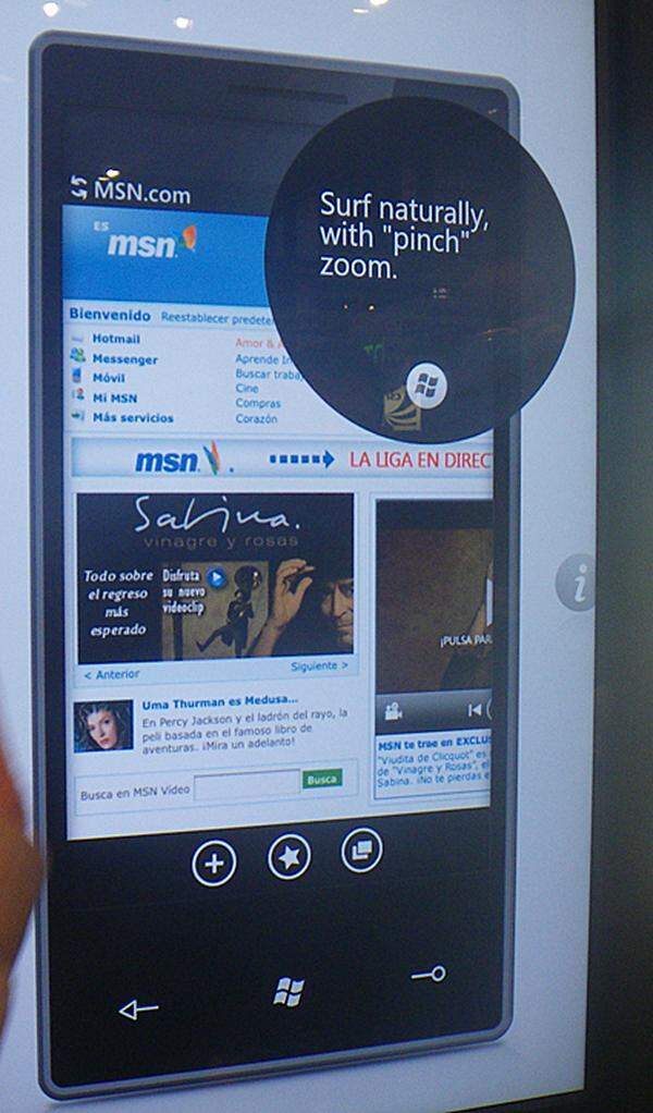Der neue Internet Explorer Mobile wartet endlich auch mit Gestenbedienung auf. Wie im Safari auf dem iPhone kann etwa durch das Auseinanderziehen mit mehreren Fingern ein Seitenausschnitt vergrößert werden ("pinch to zoom").