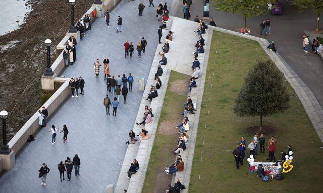 Potters Fields Park in London