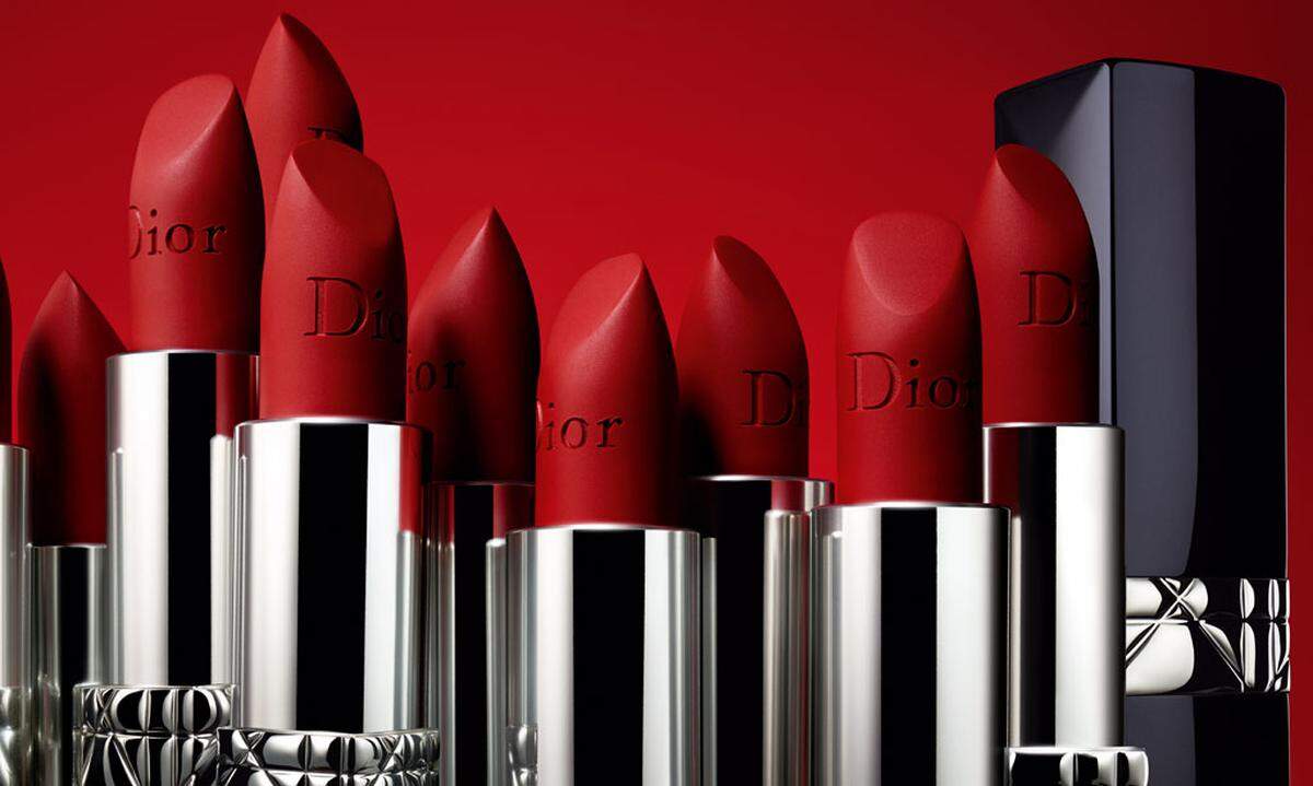 1953 lancierte Christian Dior die „Rouge Dior“-Lippen­stifte, nun wurde die ­Palette rundum erneuert. Neu ist etwa das hoch pigmentierte, matte ­Finish ergänzend zu den satinierten Nuancen. Ein Highlight sind auch die vier von Kreativdirektor Peter Philips kreierten It-Nuancen.