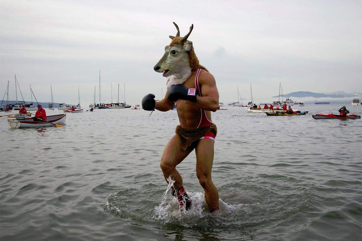 Ein Mann mit Ziegenmaske lief in der English Bay im Zuge des "New Year's Day Polar Bear Swim" in Vancouver ins Wasser.