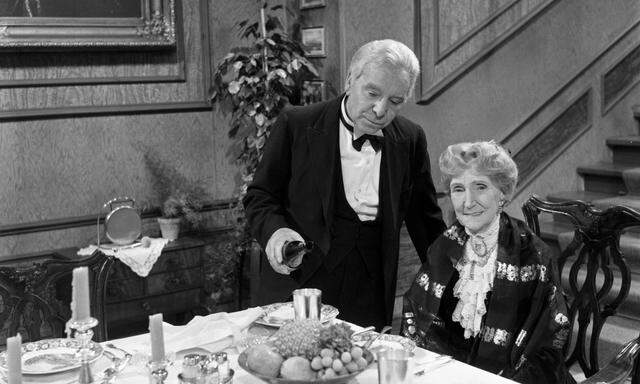 Ins Neue Jahr feiern oder ignorieren? Freddie Frinton als Butler James und May Warden als Miss Sophie in dem Sketch Dinner for One. 