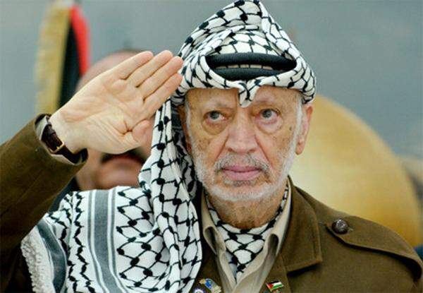 Am 7. April 1992 stürzt ein Flugzeug mit dem Palästinenserführer Jassir Arafat in einem Sandsturm in der libyschen Wüste ab. Arafat überlebt das Unglück wie durch ein Wunder, muss aber wegen eines Blutgerinnsels mehrmals am Gehirn operiert werden.