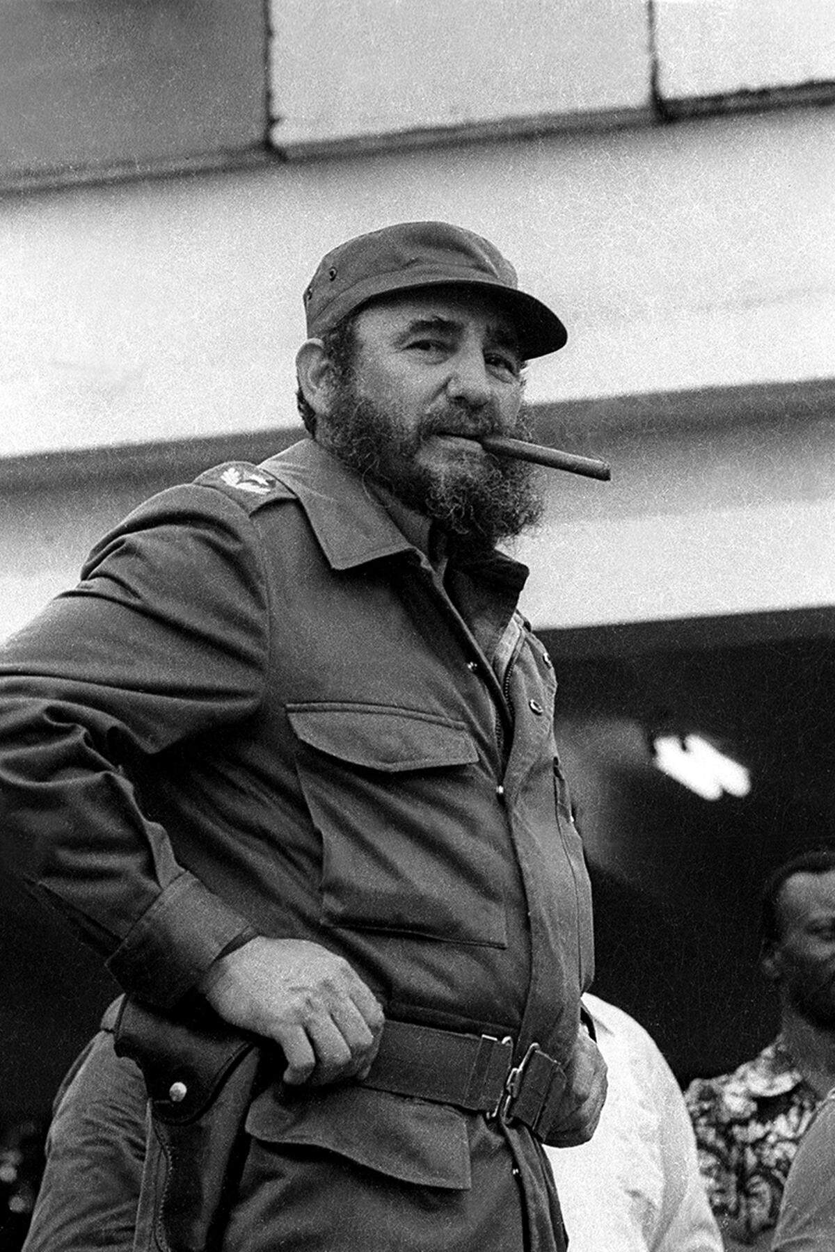 Ob Castro im Sommer wirklich 90 Jahre alt wurde, ist übrigens umstritten. Während sein offizielles Geburtsdatum 13. August 1926 lautet, gehen mehrere Biografen davon aus, dass er ein Jahr später geboren und bei der Einschulung älter gemacht wurde. Jedenfalls aber besaß Castros Vater eine Zuckerrohrplantage, seine Mutter war die Haushälterin.  