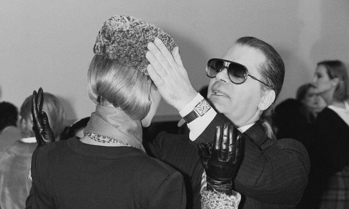 Unterwegs. Tonangebend wie wenige andere: Karl Lagerfeld bei Chanel. (Hier im Bild: 1984 bei der Präsentation seiner ersten Kollektion für Chanel) 2019 verstarb der Deutsche, 2014 widmete er Salzburg eine Kollektion.