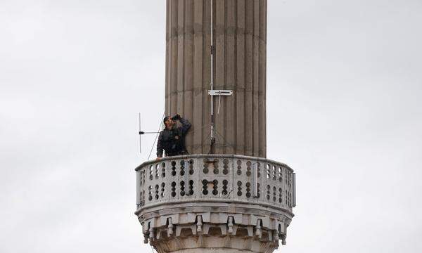 Am Wahltag wurden nach Regierungsangaben rund 500.000 Sicherheitskräfte eingesetzt. Hier ein Bild eines Mitglieds einer Spezialeinheit, die ein Wahllokal in Istanbul absicherte.  