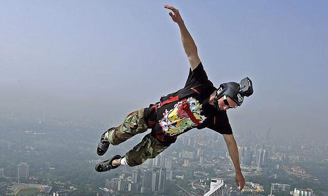 Archivbild: Ein Springer bei einem Base-Jump-Event in Kuala Lumpur