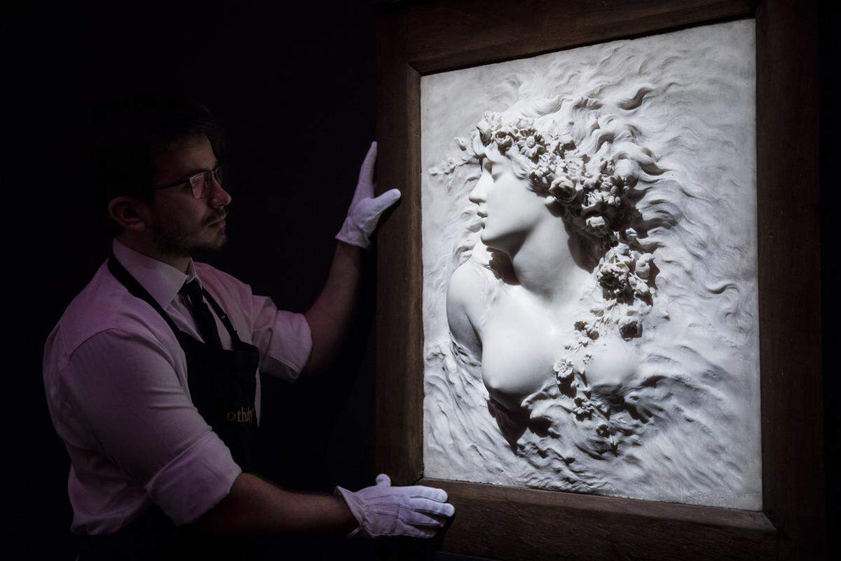 Ein Rekord wurde auch mit Sarah Bernhardts Werk Ophelia erzielt. Das wiederentdeckte Marmor-Relief löste einen Sturm an Geboten aus. Der tatsächliche Verkaufswert lag mit 308.750 Pfund weit über dem geschätzten Wert von 50.000 bis 70.000 Pfund.  
