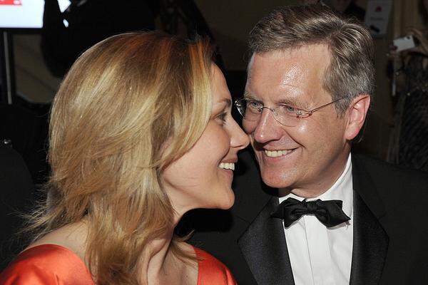 Am 7. Jänner 2013 unterschrieben Christian Wulff, der ehemalige deutsche Bundespräsident, und seine Frau Bettina eine Trennungsvereinbarung, berichtete die "Bild"-Zeitung. Bereits in ihrer Biographie "Jenseits des Protokolls", die im September 2012 erschienen war, hatte Bettina Wulff über Eheprobleme berichtet.