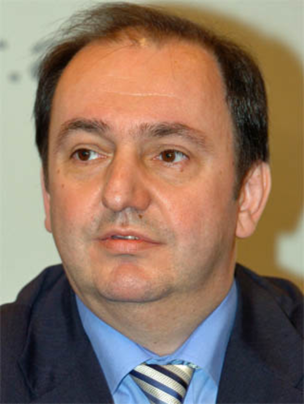 Der studierte Informatiker Haider (52) ist seit neun Jahren Landeshauptmann-Stellvertreter. Bei der vorangegangenen Landtagswahl schaffte die SPÖ zwar einen zweistelligen Gewinn an Prozentpunkten, ging aber bei den anschließenden Koalitionsverhandlungen leer aus. Haider gibt sich seitdem besonders angriffig - gegen die ÖVP und die Grünen, die er als deren Anhängsel tituliert. Das hat ihm wiederholt den Vorwurf eingebracht, das sprichwörtlich gute politische Klima in Oberösterreich zu stören. Im laufenden Wahlkampf setzt er alles daran, sein Ziel zu erreichen, Landeshauptmann von Oberösterreich zu werden. Haider ist verheiratet und hat zwei Kinder. In seiner Freizeit schwört er auf Radfahren, Fußball, Tischtennis und Schwimmen.