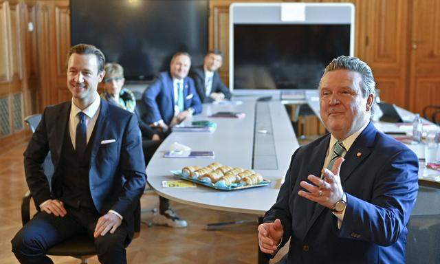 Gernot Blümel und Michael Ludwig im Rahmen erster Sondierungsgespräche zwischen SPÖ und ÖVP im Rathaus in Wien.