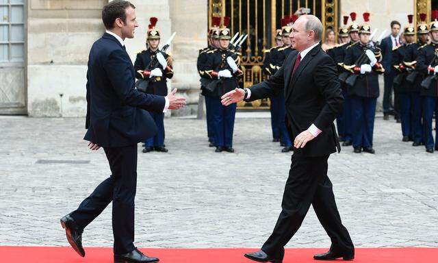 Begegnung auf dem roten Teppich. Frankreichs Präsident, Emmanuel Macron, empfing Kreml-Chef Wladimir Putin in Versailles. 