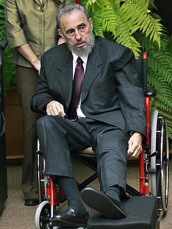 Bei einem Sturz nach einem öffentlichen Auftritt bricht sich Castro die linke Kniescheibe und den rechten Oberarm.