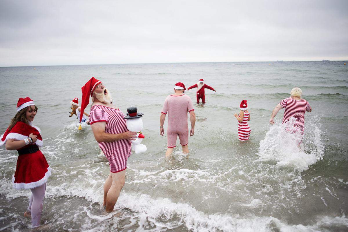 Die Weihnachtsmänner und -frauen genossen den Aufenthalt in Kopenhaben am Meer,