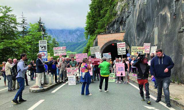 Streik, noch ohne Hungern, gibt es auch in Österreich: Hier gegen Tourismusmassen im Jahr 2023 vor dem Zufahrtstunnel.