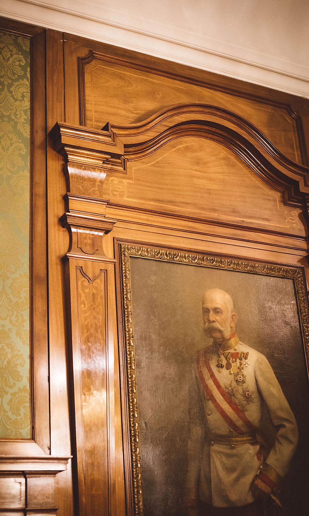 So mancher Gast wurde mit der Kutsche abgeholt, die Kellnerinnen trugen weiße Häubchen und weiße Handschuhe. Das könnte auch Kaiser Franz Joseph gefallen habe, der im Postpalais von der Wand blickt. 