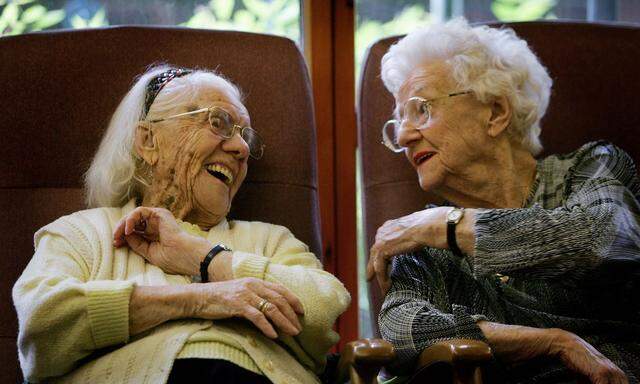 Gemeinsame Makel bringen die ältere Generation zum Lachen.