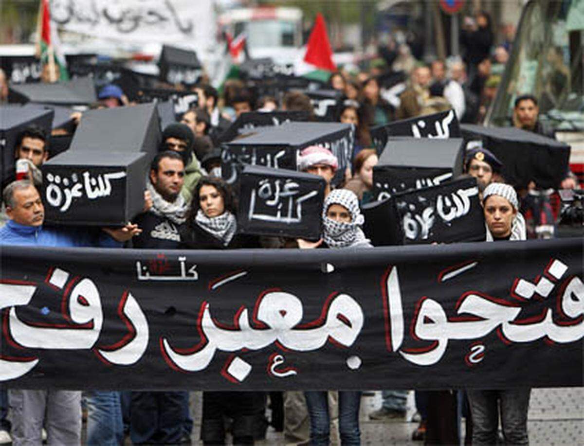 Heftige Proteste gegen den israelischen Militäreinsatz gab es vor allem in der muslimischen Welt (Im Bild: Demonstration im Libanon). Aber auch im Westen wurde protestiert.