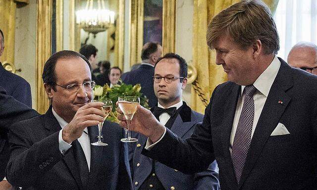 Na dann Prost! Francois Hollande (l.) hebt das Glas mit dem niederländischen König Willem Alexander