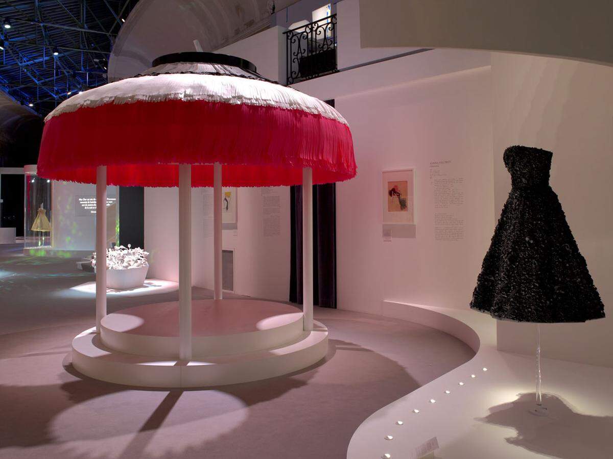 Neben den Kunstwerken sind auch Kleider in der "Esprit Dior, Miss Dior" Ausstellung zu sehen.
