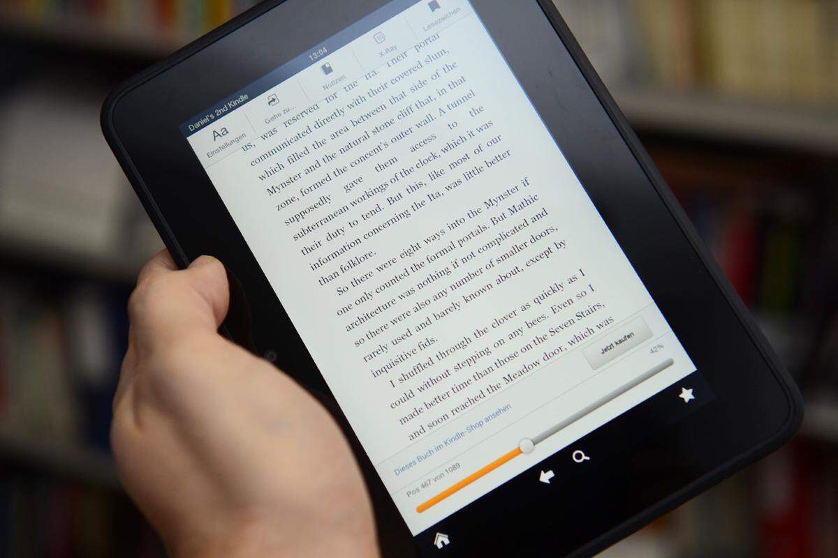 Amazon ist gewissermaßen der Begründer der modernen digitalen Lesegeräte. Inzwischen konnten die Konkurrenten aber aufholen. Am Kindle Fire HD liest es sich angenehm, Zeilenabstand, Ränder, Schriftart und Schriftgröße lassen sich verändern. Der Seitenwechsel erfolgt mit einer schnörksellosen, flotten Animation.