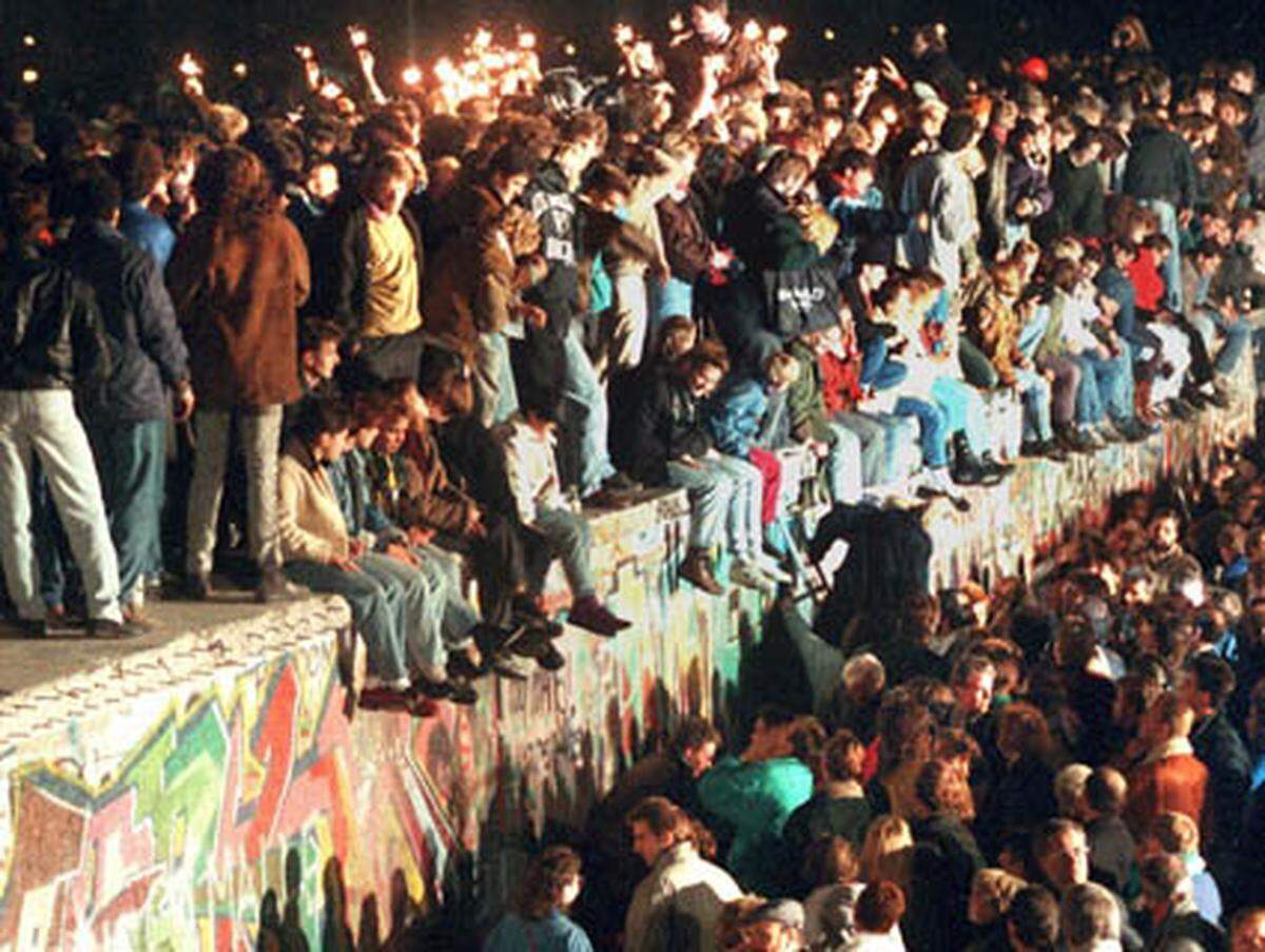 Seit den frühen Morgenstunden feiern Ost- und Westberliner am Berliner Kurfürstendamm eine Jubelparty.