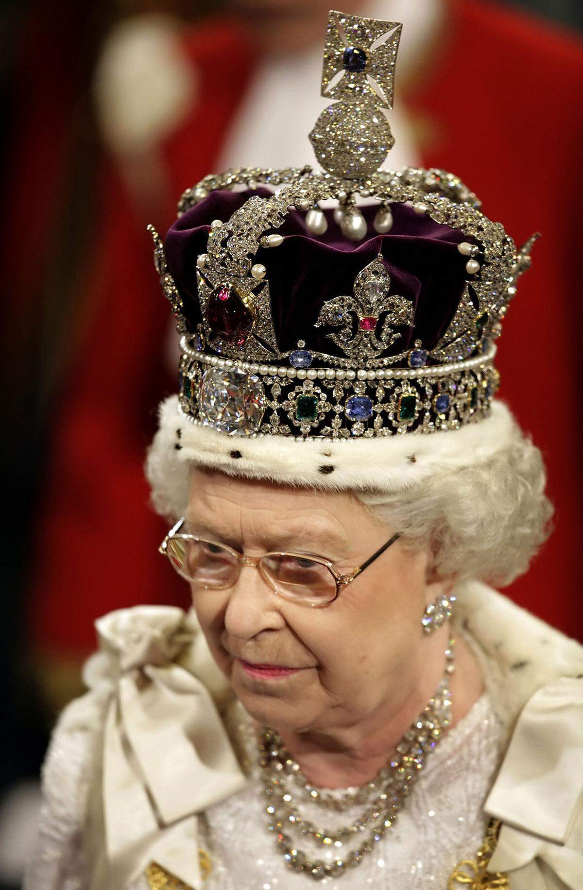Während sie mit der "Imperial Crown" (im Bild) aufgrund wiederholter Berührungen (etwa bei ihren Reden zur Eröffnung des Parlaments) ein ziemlich lockeres Verhältnis hat, näherte sich die Königin der "St. Edward's Crown" (nächstes Bild) mit deutlich mehr Respekt. In ihrer heutigen Form geht diese auf das Jahr 1661 und die Restaurierung der Monarchie in Großbritannien zurück. Der jeweilige Monarch trägt sie nur bei seiner Krönung. Entsprechend fern muteten die Erinnerungen der Queen in der Juwelenkonversation an.  