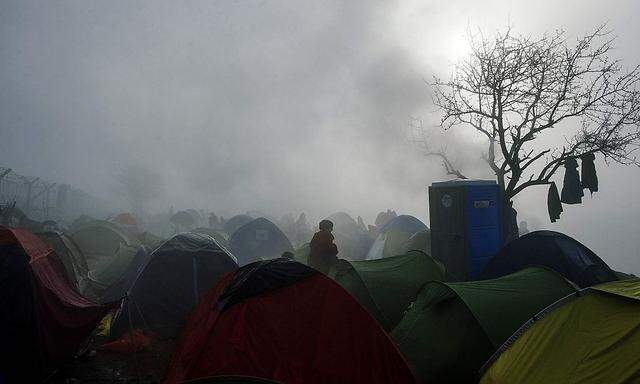 Gestrandete Flüchtlinge an der Grenze zu Mazedonien.