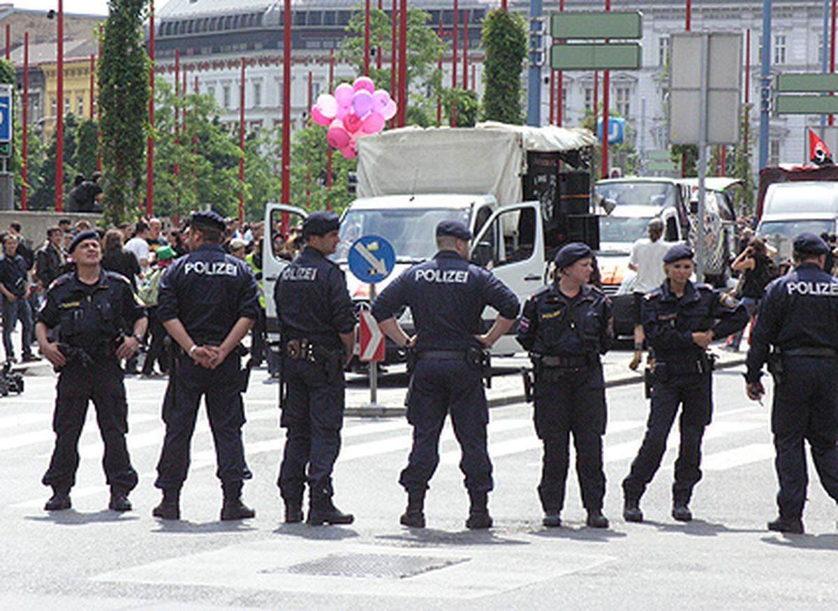 Die Veranstaltung war genehmigt, trotzdem überwachte ein großes Polizeiaufgebot das Geschehen.