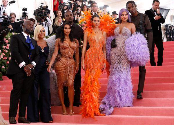 Mit einem exaltierten Dresscode haben die Kardashian-Jenners keine Probleme.