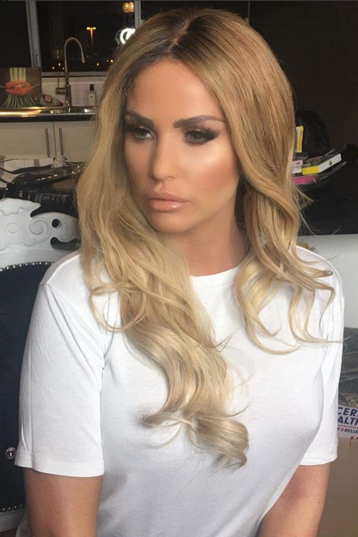 Katie Prices Oberweite ist über die Jahre immer wieder gewachsen. Beim siebten Eingriff machte sie kehrt. "Ich liebe meine neuen Brüste", schrieb das britische Ex-Boxenluder auf Facebook, nachdem sie sich von fünf Körbchengrößen verabschiedet hatte.