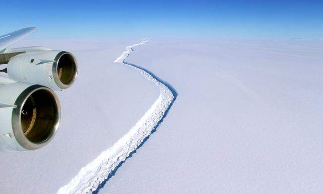 Bilder des Tages May 5 2017 Antarctica FILE PHOTO Plane flies over fracture The shape of the