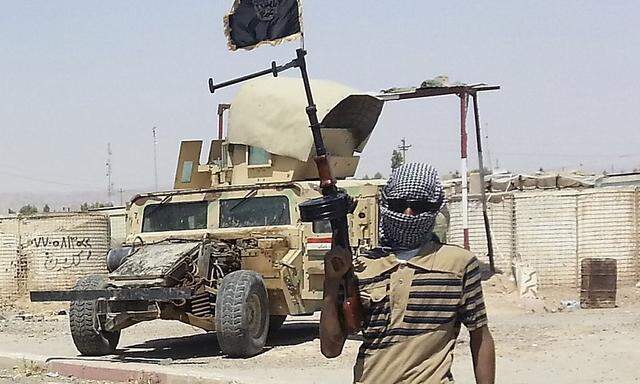 Kämpfer der Jihadistengruppe Isis an einer Straßensperre
